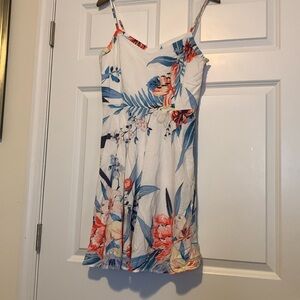 Old navy women’s summer dress. Size L. Color white with light blue floral